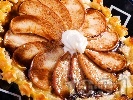 Рецепта Лек ябълков пай с готово бутер тесто и шоколадов топинг